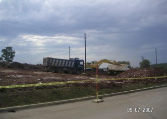 Parkiralište uz groblje na razini ceste