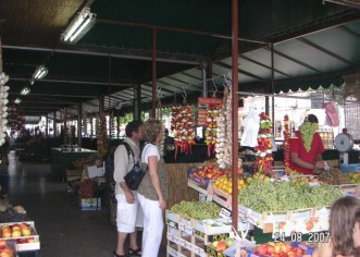Turisti kupuju i na tržnici…