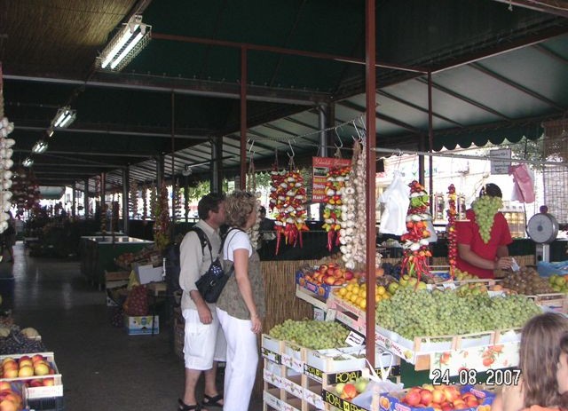 Turisti kupuju i na tržnici…