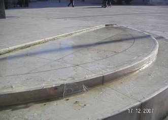 Zaledila voda u funtani na trgu Slobode