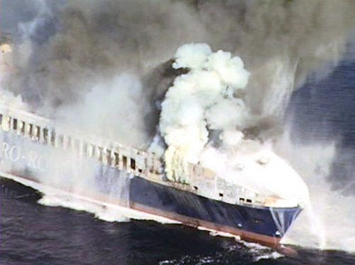 Specijalci s Kurska gase požar unutar plamtećeg broda