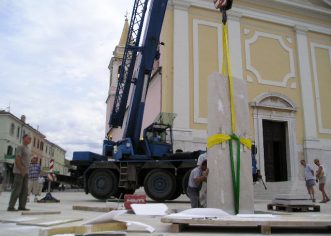 Uz monolit dolazi i jarbol