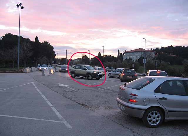Tko je kriv za svakodnevne gužve na parkingu ispred Osnovne škole ?