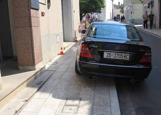 Divlje parkiranje po Poreču ne prestaje niti nedjeljom