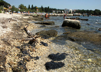 Plaže u Materadi zagađene mazutom, stožeri tvrde da je sve u redu