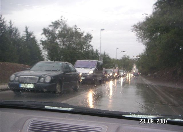 Kiša, kolone automobila na svim cestama, brzina u prosjeku 20 kilometara na sat