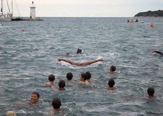 Oko 17 sati legendarni plivač maratonac Veljko Rogošić stigao u Novigrad. Sutra u Poreču oko 11:30 !