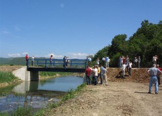 Most na obodnom kanalu rijeke Mirne u Kazalačevom doliću