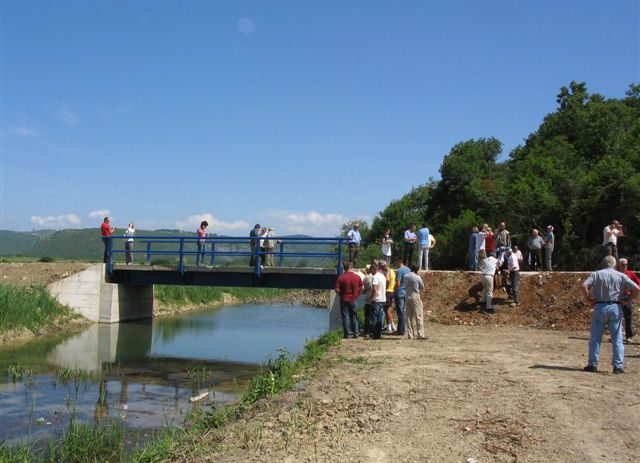 Most na obodnom kanalu rijeke Mirne u Kazalačevom doliću