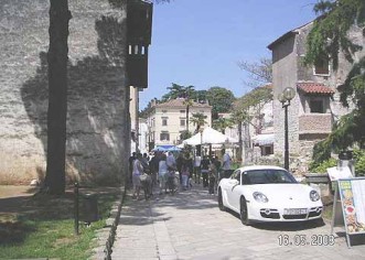 Porsche pred Romaničkom kućom