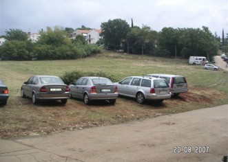 Zelena trava grada bez ograda ( Parking Pizza )