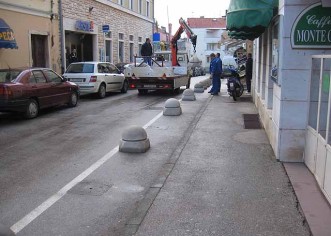 Počelo otklanjanje polovice betonskih "gljiva" iz Kandlerove !