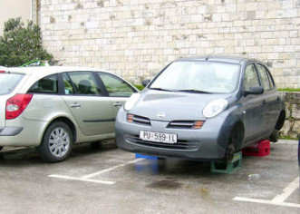 Autu ukradeni svi kotači