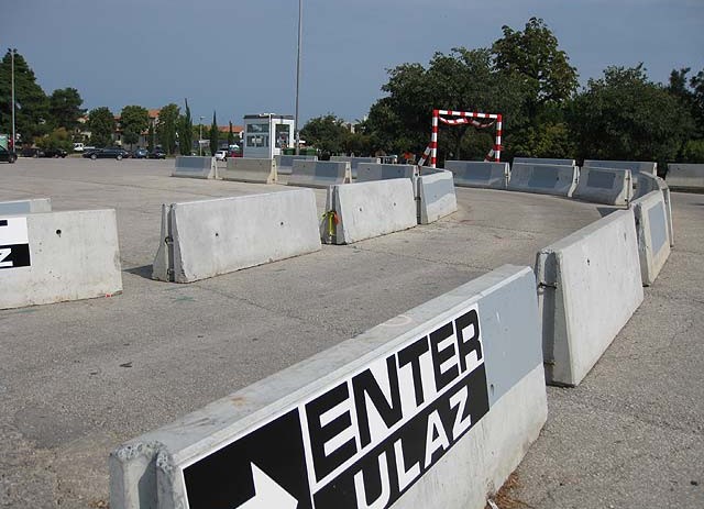Sutra kreće nastava, parking kod Osnovne škole i dalje sa preprekama i uzanim kanalima
