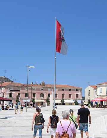 Zastava Poreča zavijorila se na novom gradskom jarbolu