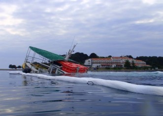 "Aurupinum" otegljen na lukobran i opasan branama