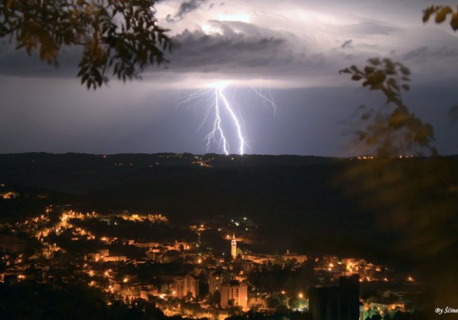 Prvi nalet donio krakotrajan pljusak, jak vjetar i sitnu tuču