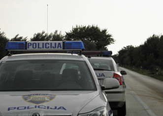 Udario BMW-om u zid pa vikao na ljude koji su zvali policiju