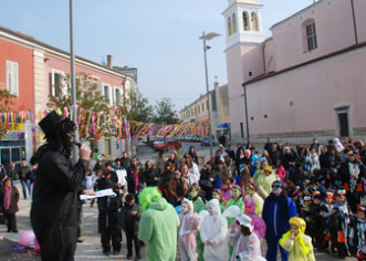 Male maškare zašarenile dan