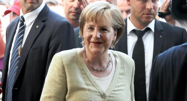 Helmut Schmidt: Merkel potpiruje nacionalizam u EU!