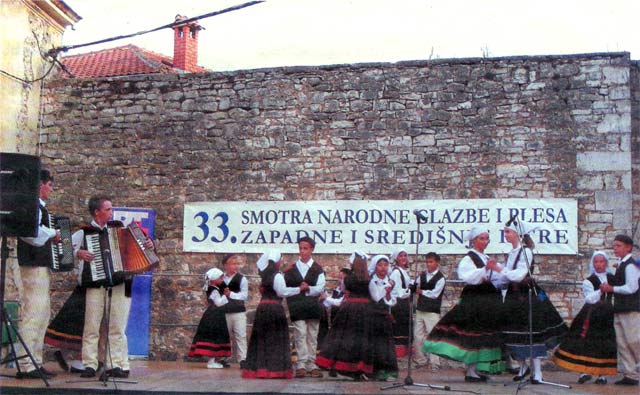 Smotra narodne glazbe i plesa u Sv. Lovreču