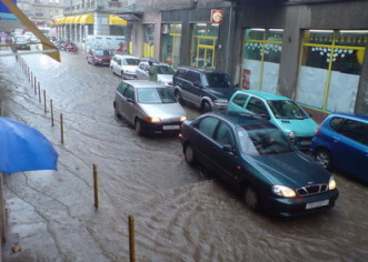 Jaka kiša potopila Pulu, vatrogasci i Herculaneaa u akciji, građani ljuti