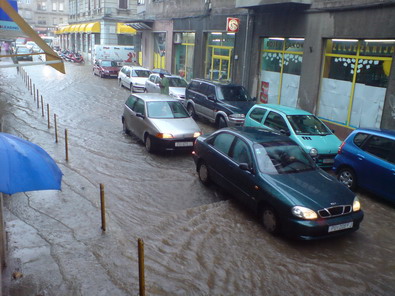 Jaka kiša potopila Pulu, vatrogasci i Herculaneaa u akciji, građani ljuti