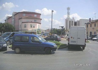 Kružno parkiranje, policija obilazi rotor izdaleka