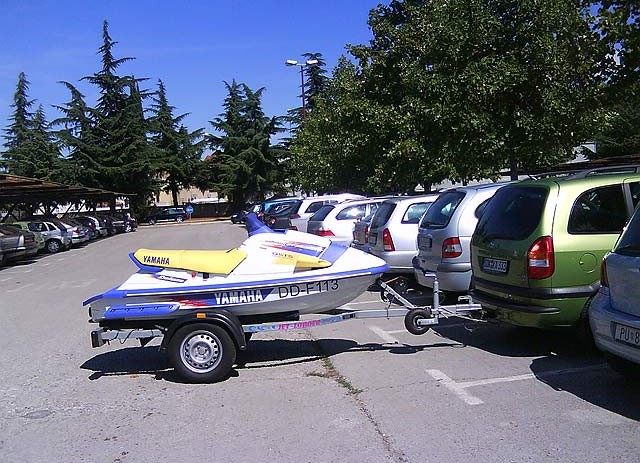 Opušteno parkiranje na velikom gradskom parkingu