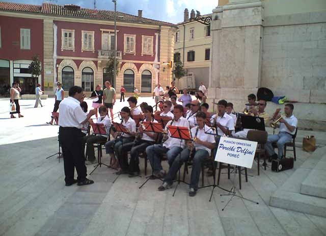 Puhački orkestar Porečki Delfini na Trgu