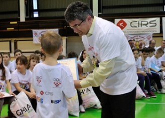 Na završnici sporstkog kampa "Odaberi sport" gradonačelnik djeci podijelio diplome i poklone