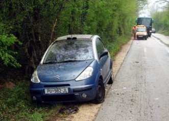 Sv. Lovreč: Autom u stablo