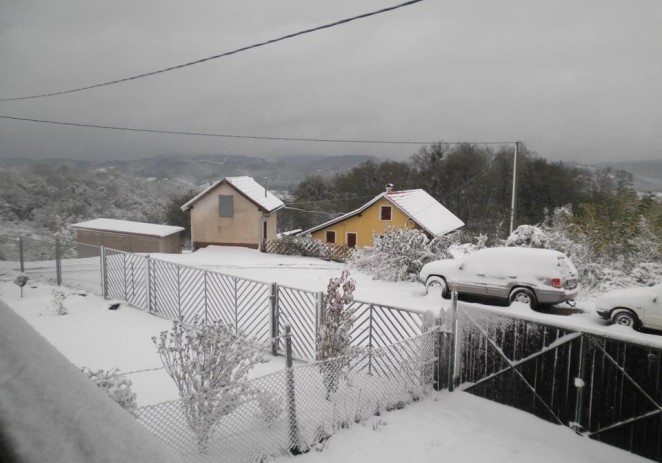 Zahlađenje i bura stigli; u unutrašnjosti snježna granica do nizina