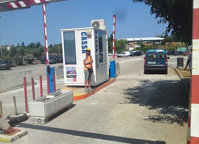 Postavljene rampe na parkirališu ispred Osnovne škole