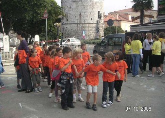 Učenici pet prvih razreda iz dvije osnovne škole na porečkoj rivi