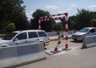 Postavljene visinske barijere na parkiralištu kod Osnovne škole