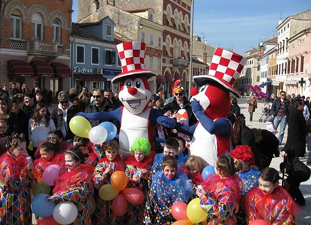 Trg Slobode "oslobodile" maškare, gradonačelnika "oteli" Ruksiji