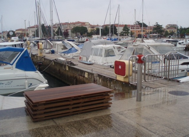 Montaža drvene obloge na srednjem molu Marine Poreč