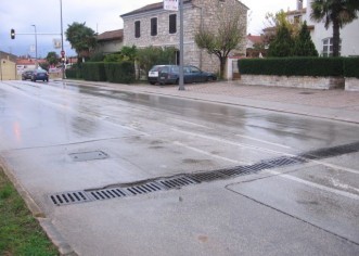 Sutra u ulici M.Vlašića hitna intervencija na popravku dijela rešekte za oborinske vode