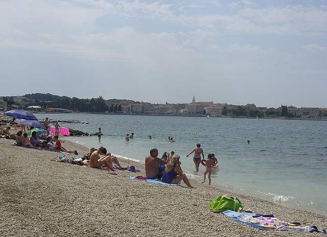 Na plaži Borik zamijenjeni šljunčani obluci