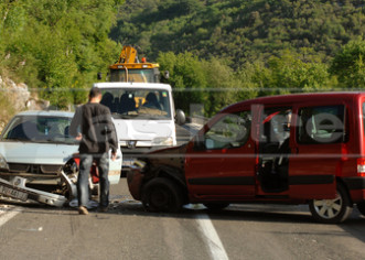 Dvoje ozlijeđeno u sudaru automobila na cesti Sošići-Limski kanal