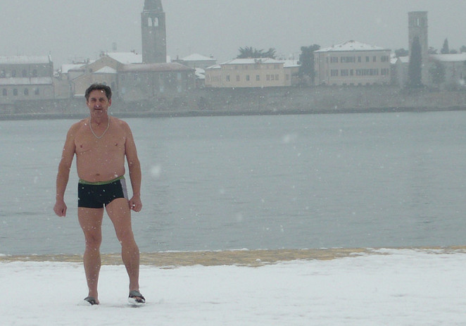 Mirko Banović tradicionalno pliva u moru dok pada snijeg