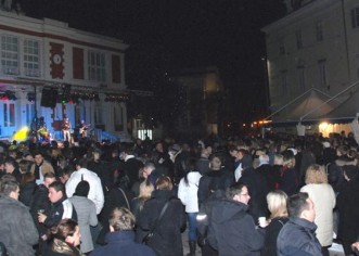 Istrani na trgovima uplesali u prve minute 2011., Porečani se grijali uz bačve