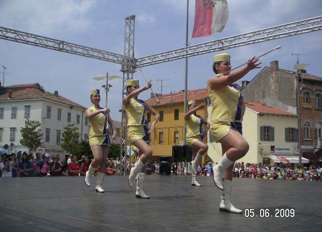 Mažoretkinje ispunile porečki Trg slobode