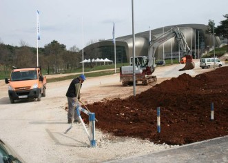 U tijeku su pripremni radovi za asfaltiranje platoa kod dvorane Žatika