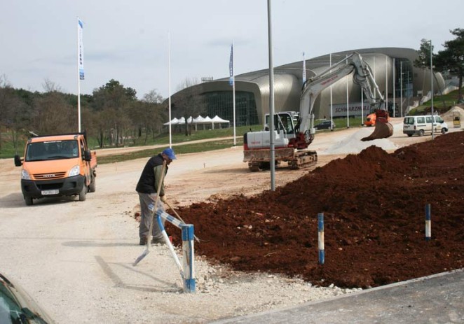 U tijeku su pripremni radovi za asfaltiranje platoa kod dvorane Žatika