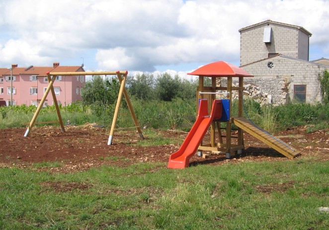 U Žbandaju postavljena "predizborna" igrala za djecu