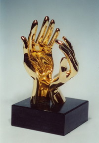 Statua " Zlatne ruke " s poveljom dodijeljena Aldu Ukanoviću