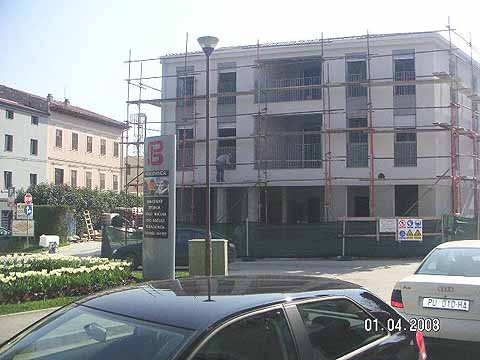 Sa istoka na Cimare više ne sija sunce, nova zgrada za novu kartulinu trga Joakima Rakovca