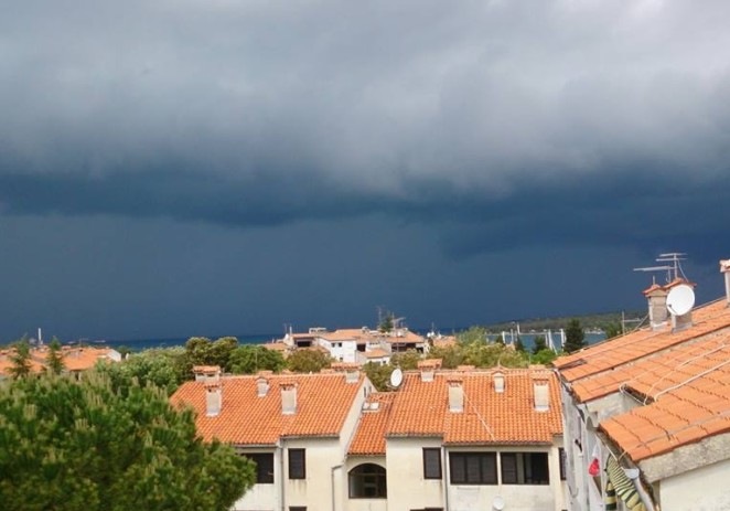 Nevremena s tučom diljem Istre, izrazito velika grmljavinska aktivnost!